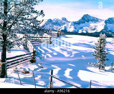 Sägezahn national Recreation Area of Idaho mit rustikalen Zaun und Schatten an einem frostigen Wintermorgen in Idaho Stockfoto