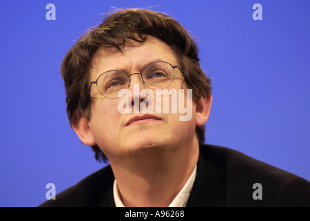 Alan Rusbridger Herausgeber der Zeitung The Guardian und Kinderbuchautorin abgebildet bei Hay Festival 2002 Powys Wales UK Stockfoto