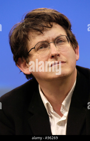 Alan Rusbridger Herausgeber der Zeitung The Guardian und Kinderbuchautorin abgebildet bei Hay Festival 2002 Powys Wales UK Stockfoto