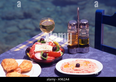 Griechenland A griechischer Salat Teller Taramasalata Käse Kuchen Tyropitas und Glas Retsina Wein Loutro Süd Kreta Stockfoto