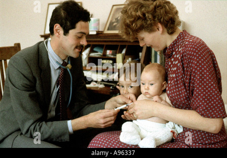 Mutter und Baby an ihren Hausarzt für die erste Immunisierung. Stockfoto