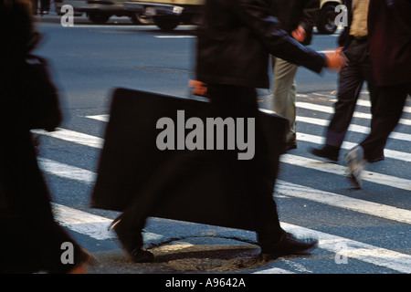 Menschen Kreuzung Straße In Zebrastreifen auf der 5th Avenue In New York City New York USA Stockfoto