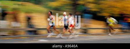 Läufer In New York City-Marathon-Lauf kurz vor der Ziellinie im Central Park in New York City New York unscharf Bewegung Bild Stockfoto