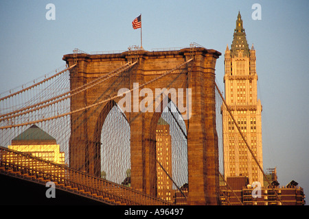 Brooklyn Bridge und Woolworth Building Lower Manhattan New York New York USA Stockfoto