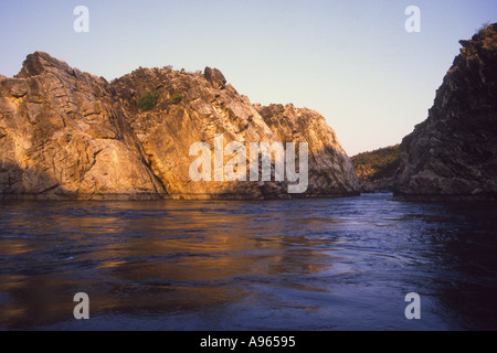 Indien Bhedaghat Klippe Schlucht Jabalpur Marmor Marmor Felsen Narmada Fluss Flüsse Rock Water Bedaghat Stockfoto