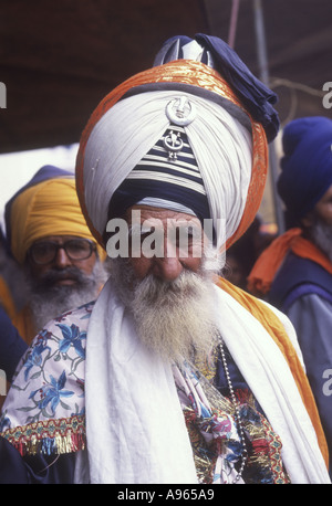 Indien Anandpur elder Gesicht Gesichter Festival Festivals Hola Mahalla Nihang Nihangs Panjab Menschen Punjab Religion Sahib Sikh Stockfoto
