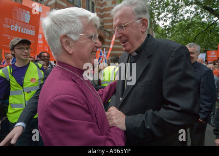 Tom Butler Bischof von Southwark und Kardinal Cormac Murphy O'Connor Treffen außerhalb Westminster Cathedral. Stockfoto