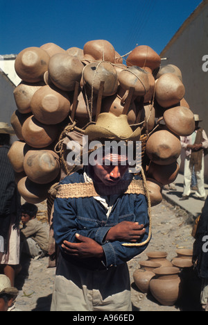Indianischer Mann aus der Mixtec-ethnischen Gruppe, der Tontöpfe in Tlaxiaco, einer Stadt im Bundesstaat Oaxaca in Mexiko, auf den Markt bringt. Stockfoto