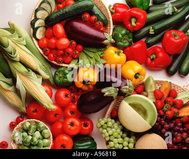 Anordnung von Obst und Gemüse Erdbeeren rot & grüne Trauben Honigmelone Cantaloupe Tomaten Auberginen Paprika Stockfoto