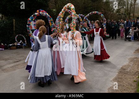 Die Knoten des Mai Damen Morris Dance Tänzer team Karfreitag Rose Cottage Inn Alciston Sussex England HOMER SYKES Stockfoto