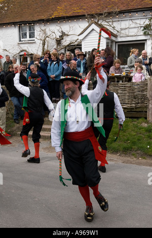 Chanctonbury Morris Männer Ostern Karfreitag Rose Cottage Inn Alciston Sussex England 2006 Stockfoto