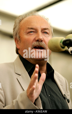 George Galloway hält eine Rede zur G8-Demonstranten in Gleneagles. Stockfoto