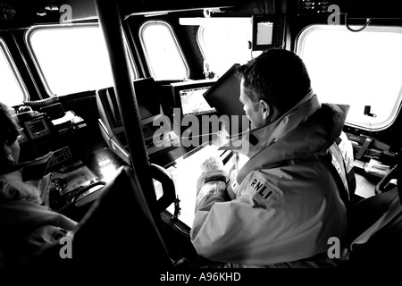 Yarmouth RNLI-Rettungsboot-Übung mit Air Sea Rescue Helecopter Indien Juliet Isle Of Wight England UK Stockfoto