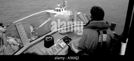 Yarmouth RNLI-Rettungsboot-Übung mit Air Sea Rescue Helecopter Indien Juliet Isle Of Wight England UK Stockfoto