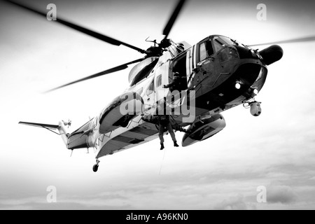 RNLI Yarmouth Rettungsboot Air Sea Rescue Helikopter Indien Juliet Exercise Isle Of Wight UK England Großbritannien Stockfoto