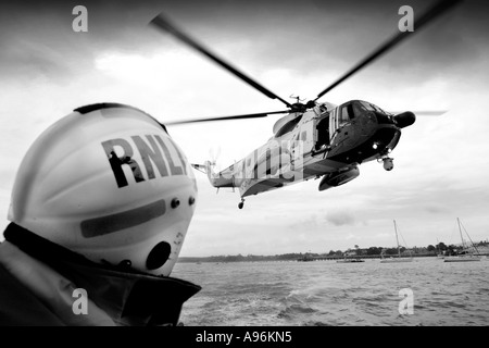 RNLI Yarmouth Rettungsboot Air Sea Rescue Helikopter Indien Juliet Exercise Isle Of Wight UK England Großbritannien Stockfoto