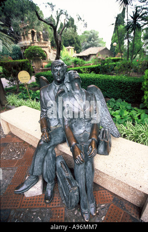 Eine Bronzestatue von ein paar sitzt auf einer Parkbank in den öffentlichen Gärten erstellt im 18. Jahrhundert von Florence Trevelyan Stockfoto