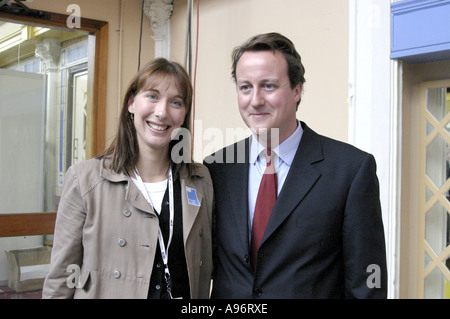 David Cameron mp und Tory-chef mit seiner Frau Samantha. 2006 Stockfoto