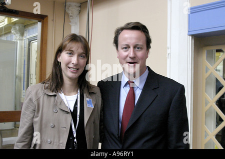 David Cameron mp und Tory-chef mit seiner Frau Samantha. 2005 Stockfoto