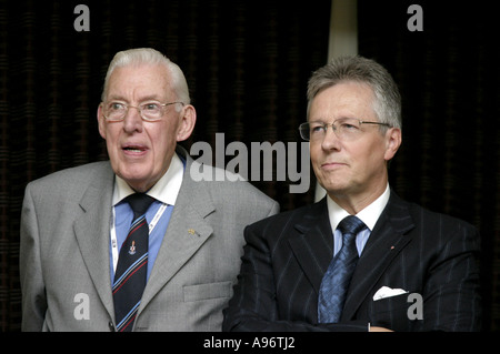 Dr. Ian Paisley.Protestant Führer mit Peter Robinson, stellvertretender Vorsitzender der DUP Okt 06 Stockfoto