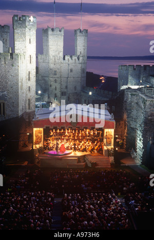 Leistung von der Welsh National Opera Caernarfon Castle Nord-West-Wales Stockfoto