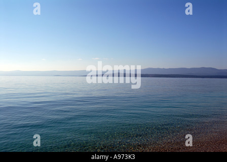 Blick über Festland von Zlatni Rat Strand, Bol, Insel Brac, Kroatien. Stockfoto