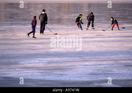 Auf einem zugefrorenen See kanadischen Eishockey zu spielen. Stockfoto