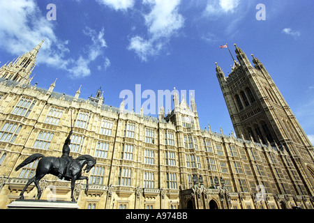 König Richard Löwenherz Statue außerhalb der Houses of Parliament in London England UK Stockfoto