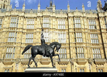 König Richard Löwenherz Statue außerhalb der Houses of Parliament in London England UK Stockfoto