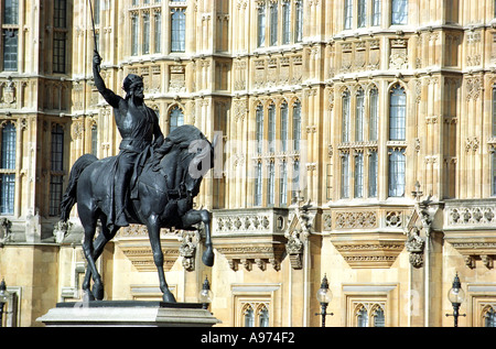 König Richard Löwenherz Statue außerhalb der Houses of Parliament in London England UK Stockfoto