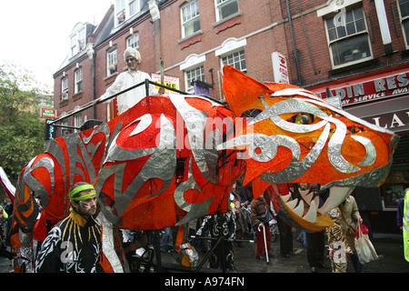 Tänzer in einem Tiger Kostüm während der Brick Lane Festival 2007 Stockfoto