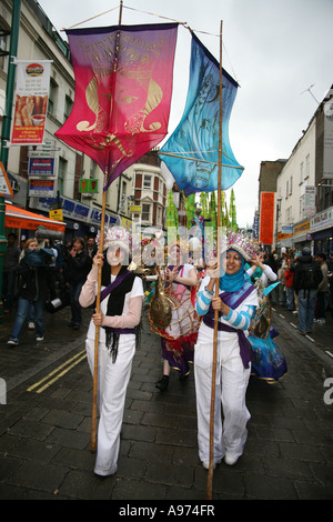 Prozession in Brick Lane in The Brick Lane Festival 2007 Stockfoto