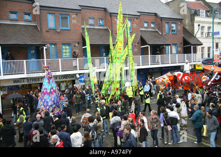 Prozession nach unten Brick Lane in The Brick Lane Festival 2007 Stockfoto