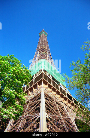 Eiffel-Turm von Grund auf Paris Frankreich Stockfoto