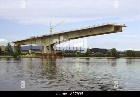 Bau einer Brücke unter Brückenkonstruktion für eine Autobahn über die Donau Stockfoto