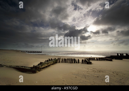 Sonnenuntergang und dramatischen Wolkenformationen über das Meer in Heacham Strand North Norfolk, East Anglia, England. Stockfoto