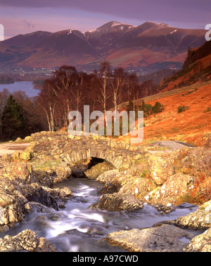 Ashness Brücke und Catbells im Herbst in der Nähe von Keswick Lake District National Park Cumbria England UK Stockfoto