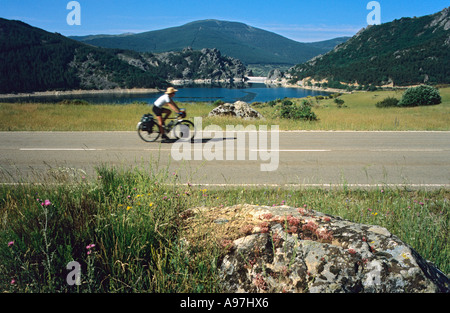 Weibliche touring Radfahrer auf dem Fahrrad im Nationalpark Picos De Europa zwischen Asturien und Kantabrien im Norden Spaniens Stockfoto