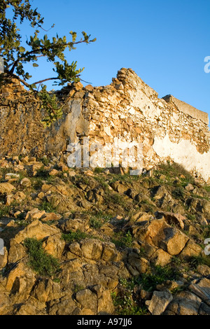 Steinmauer der Ruine in den Hügeln oberhalb von Fuengirola, Spanien Stockfoto