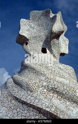 Dekorative Architekturdetail vom Dach der Casa Mila in Barcelona, Spanien Stockfoto