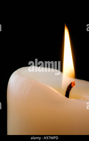 Altar Kerze glüht vor schwarzem Hintergrund Stockfoto