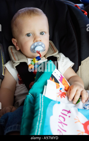 BABY IM AUTOSITZ Stockfoto