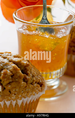 Orangenmarmelade in einem Glas pro Muffin vor FoodCollection Stockfoto