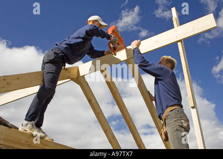 Bauherren Hausbau ein neues Dach für eine Erweiterung zu einem Haus mit einem Bolzenschußgerät Stockfoto