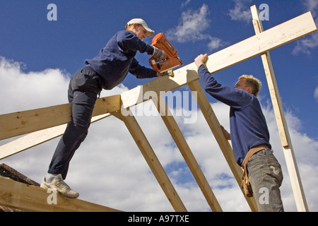 Bauherren Hausbau ein neues Dach für eine Erweiterung zu einem Haus mit einem Bolzenschußgerät Stockfoto