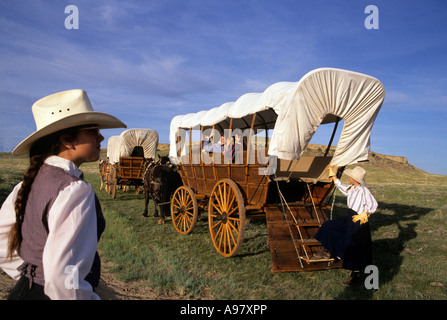 LEBENDIGE GESCHICHTE DOLMETSCHER UND CONESTOGA WAGEN ENTLANG DES OREGON TRAILS IN DER NÄHE VON CASPER, WYOMING. Stockfoto