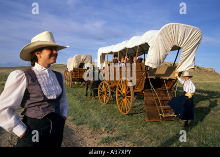 LEBENDIGE GESCHICHTE DOLMETSCHER UND CONESTOGA WAGEN ENTLANG DES OREGON TRAILS IN DER NÄHE VON CASPER, WYOMING. Stockfoto