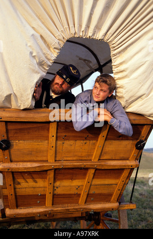 LEBENDIGE GESCHICHTE DOLMETSCHER IN CONESTOGA WAGON AUF DEM OREGON TRAIL IN DER NÄHE VON CASPER, WYOMING. Stockfoto