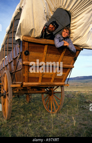 LEBENDIGE GESCHICHTE DOLMETSCHER IN CONESTOGA WAGON AUF DEM OREGON TRAIL IN DER NÄHE VON CASPER, WYOMING. Stockfoto