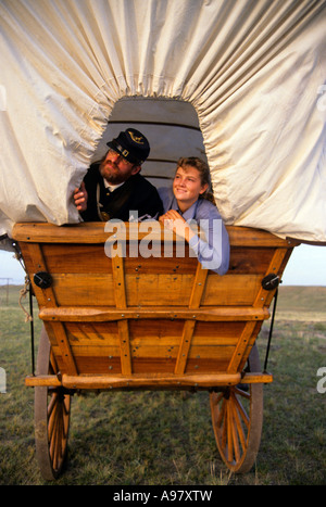 LEBENDIGE GESCHICHTE DOLMETSCHER IN CONESTOGA WAGON AUF DEM OREGON TRAIL IN DER NÄHE VON CASPER, WYOMING. Stockfoto